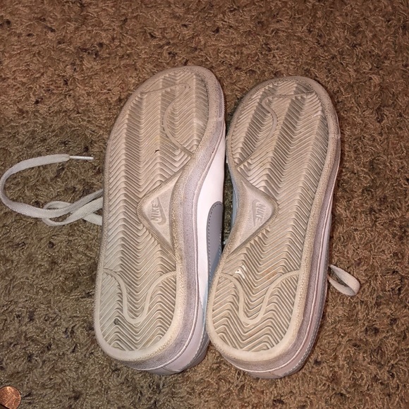 Women’s Nike Shoes ❤️ - Picture 3 of 4